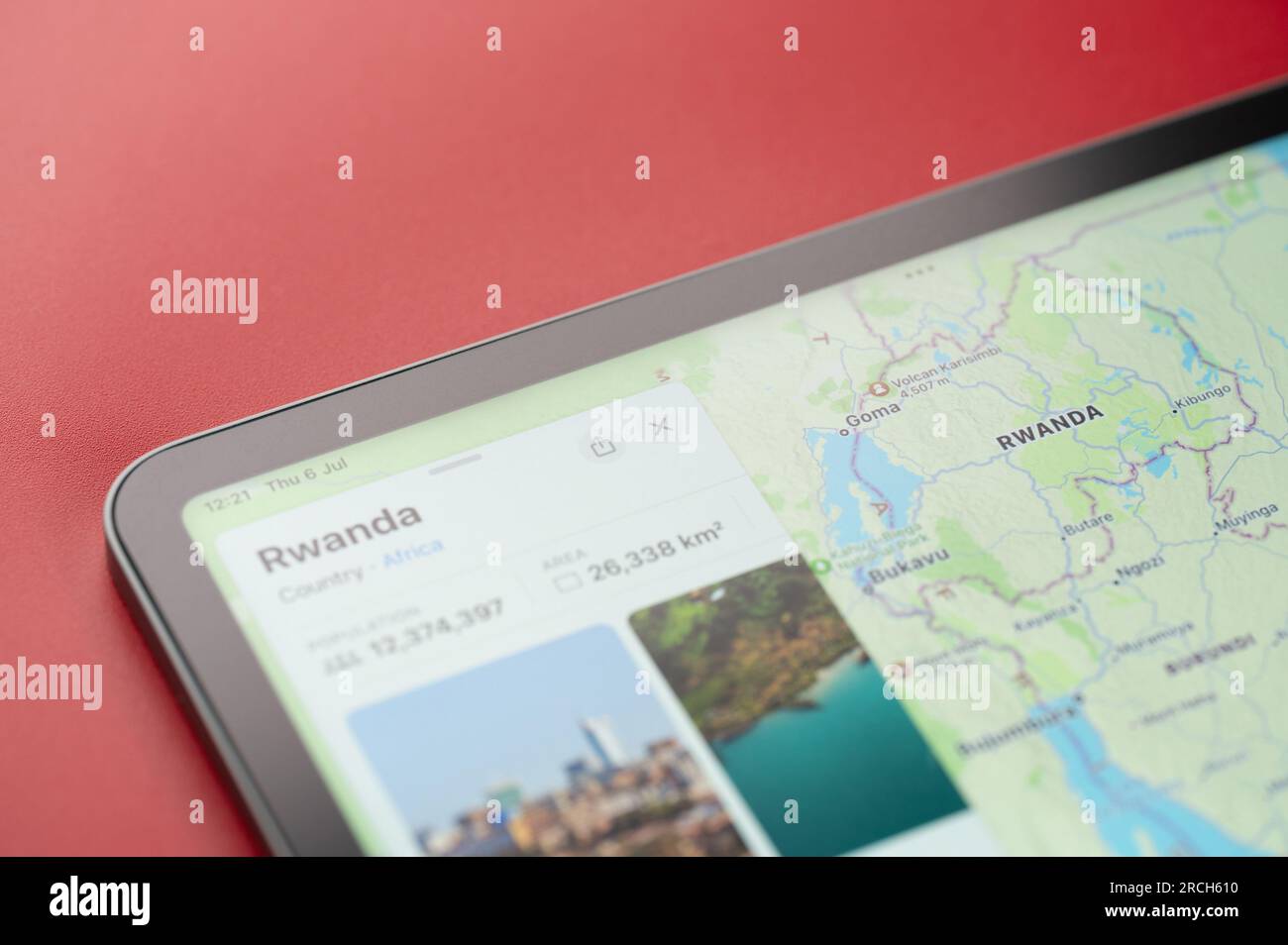 New York, Stati Uniti - 6 luglio 2023: Informazioni sul paese del Ruanda sulle mappe delle mele, vista ravvicinata macro dell'ipad Foto Stock