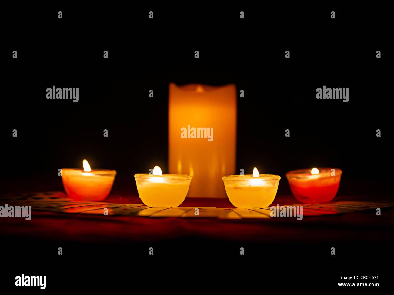Illuminazione a candela e divinazione con carte immagini concettuali oroscopo Foto Stock