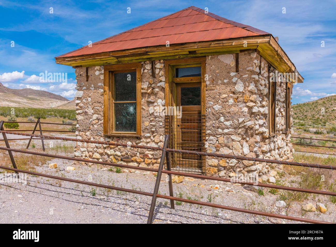 La roccia esistente nella città fantasma di Rhyolite si crede sia una casa di minatori, un bordello o un ufficio per le vicine due ferrovie. Foto Stock
