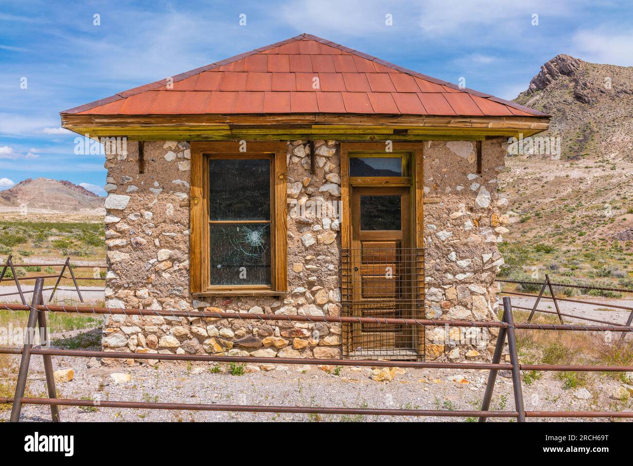 La roccia esistente nella città fantasma di Rhyolite si crede sia una casa di minatori, un bordello o un ufficio per le vicine due ferrovie. Foto Stock