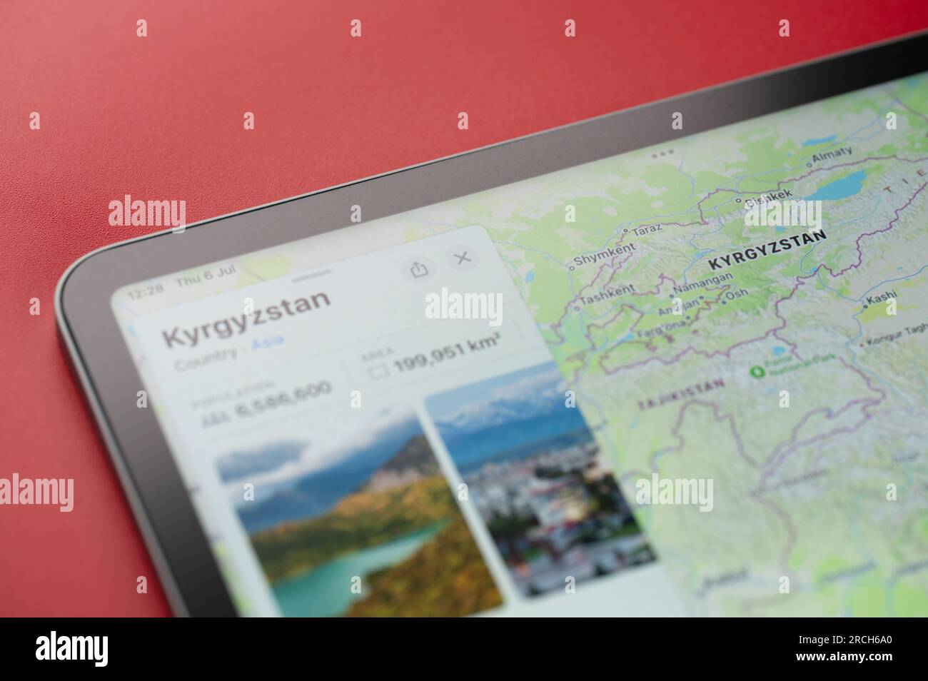 New York, USA - 6 luglio 2023: Popolazione e area del paese del Kirghizistan sulla mappa Vista ravvicinata di ipad macro Foto Stock