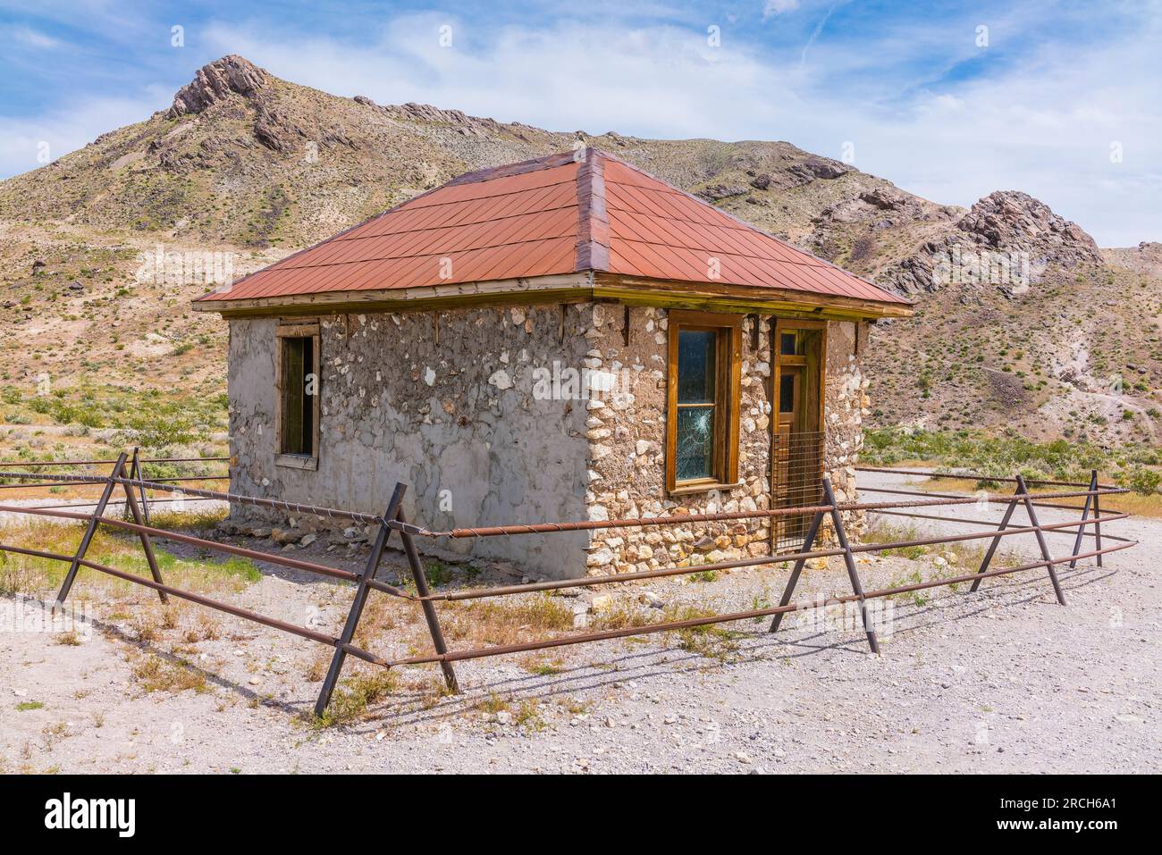 La roccia esistente nella città fantasma di Rhyolite si crede sia una casa di minatori, un bordello o un ufficio per le vicine due ferrovie. Foto Stock