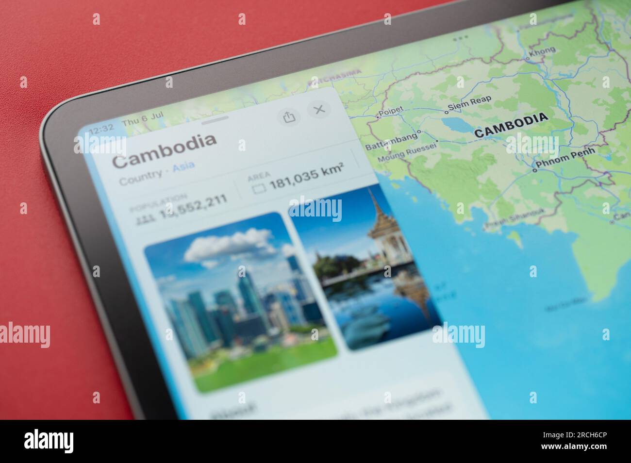 New York, USA - 6 luglio 2023: Mappa e informazioni del paese cambogiano sulla vista ravvicinata Apple ipad macro mondiale Foto Stock