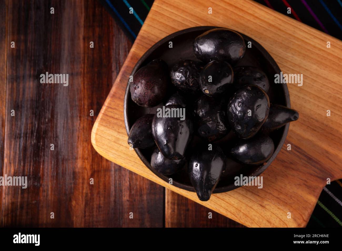 Aguacate Criollo. Vendemmia casalinga di "criollo avocado", questa varietà è l'antenato delle varietà domesticate che conosciamo oggi, sono piccole arguzie Foto Stock