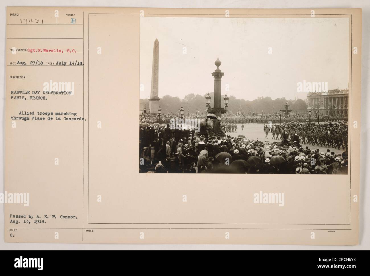 Le truppe alleate marciarono attraverso Place de la Concorde durante le celebrazioni del giorno della Bastiglia a Parigi, in Francia. Questa fotografia è stata scattata il 14 luglio 1918 ed è stata rilasciata dalla Allied Expeditionary Force (A.E.F) Censor il 13 agosto 1918. Il fotografo era il sergente S. Warolin. Foto Stock