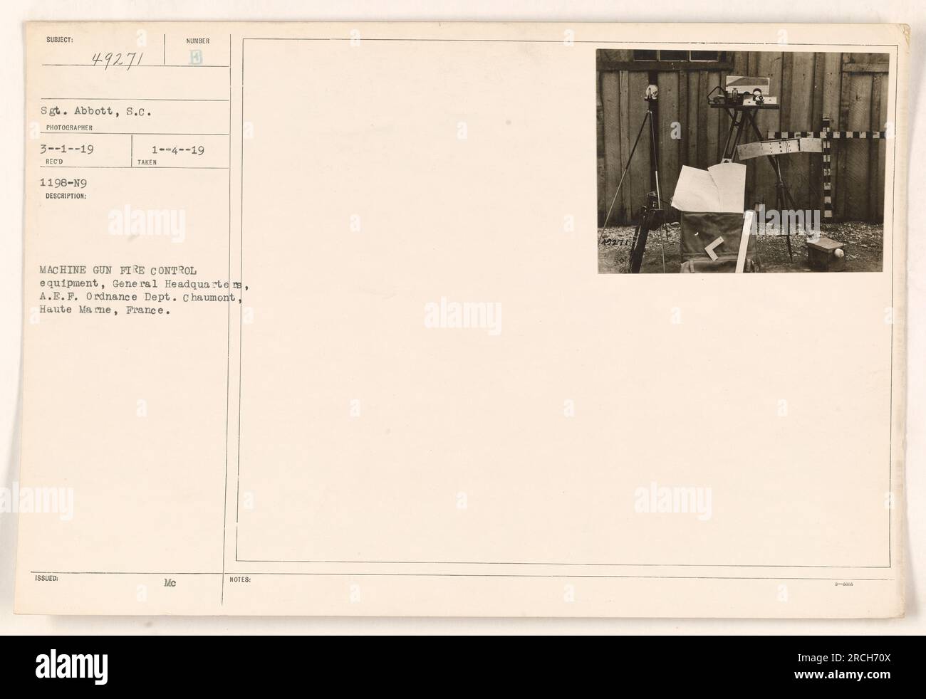 Apparecchiature di controllo antincendio mitragliatrici ispezionate e sottoposte a manutenzione dal Sgt. Abbott presso la sede generale, A.E.F. Ordnance Department di Chaumont, Haute Marne, Francia. La fotografia, scattata il 3--1--19, mostra il sergente Abbott che lavora con l'apparecchiatura. Questa immagine fa parte di una collezione (RECO 49271) ed è numerata 1198-N9. Foto Stock