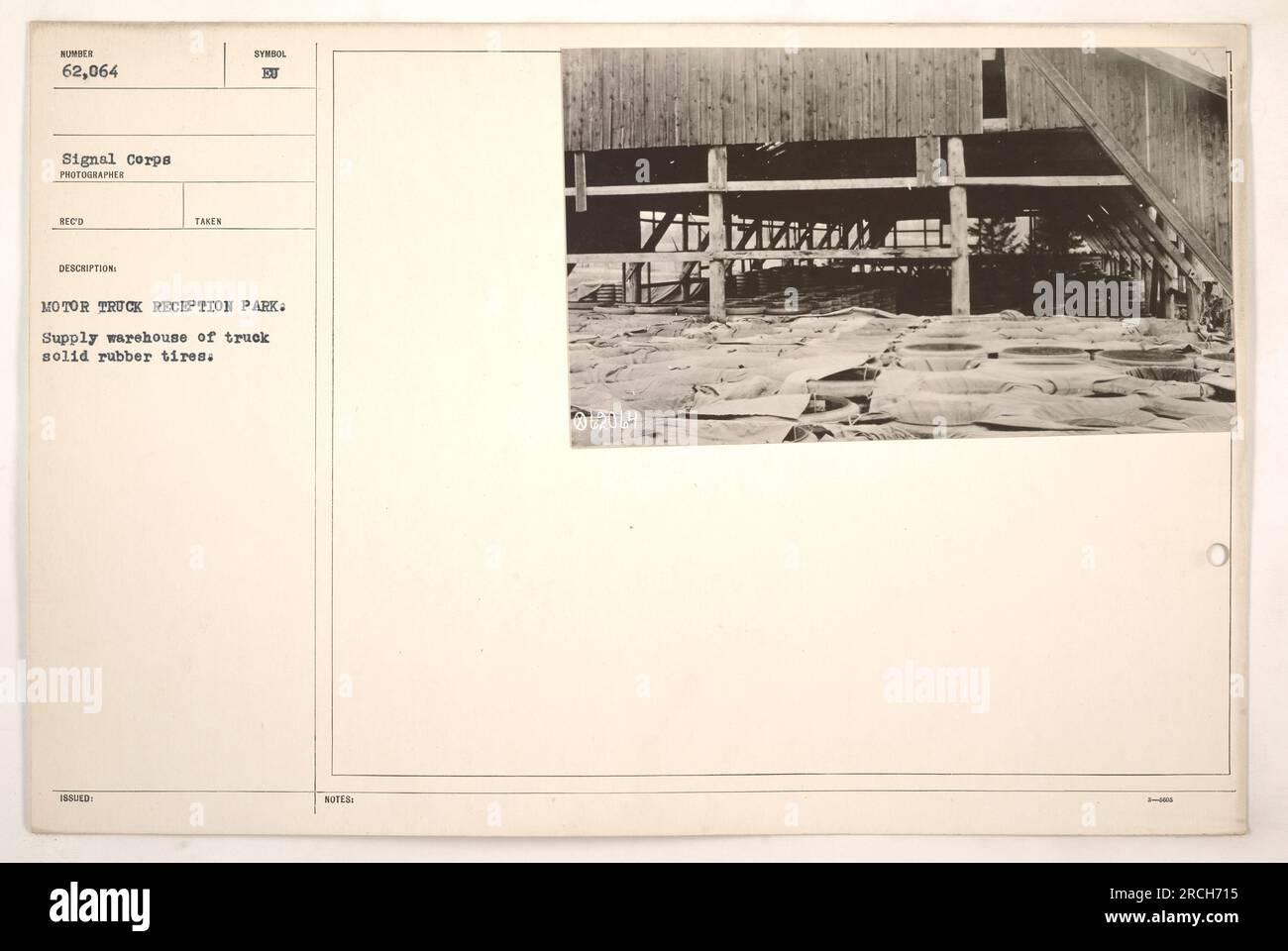 Parcheggio di ricezione del carrello a motore che mostra il magazzino di alimentazione degli pneumatici in gomma piena del carrello. Questa foto è il numero 62.064 della collezione Signal Corps, e la descrizione menziona che è stata scattata da un fotografo che ha ricevuto le informazioni pertinenti. Il simbolo emesso per questa foto è EU, ed è noto come vi 12064. Foto Stock