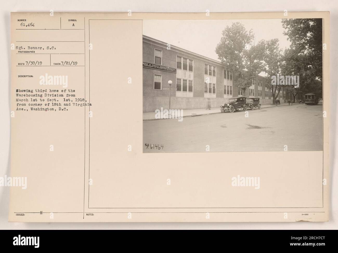 "Fotografia che raffigura la terza casa della Warehousing Division dal 1 marzo al 1 settembre 1918, situata all'angolo tra la 18th e Virginia Ave., Washington, D.C. Immagine numero 61.464, scattata da Sgt. Bonner, S.C. il 21 luglio 1919. Le note indicano che si tratta di una vista dell'edificio in questione." Foto Stock