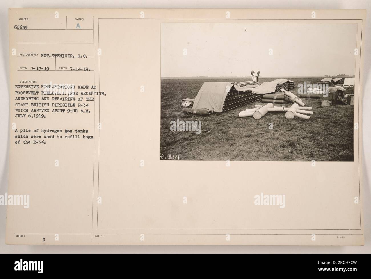 L'immagine mostra una pila di serbatoi di idrogeno al Roosevelt Field, L.I., utilizzati per riempire i sacchetti del gigantesco dirigibile britannico R-34. Ciò avvenne come parte dei preparativi per il ricevimento, l'ancoraggio e la riparazione del R-34, che arrivò il 6 luglio 1919. La foto è stata scattata il 14 luglio 1919 da Sgt. Steniger, S.C. Foto Stock