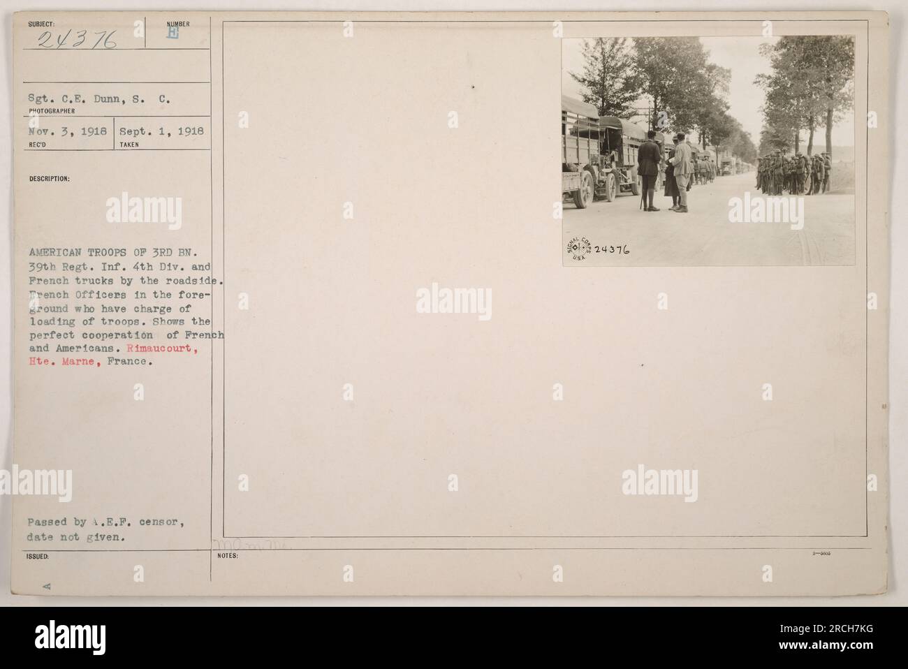 Le truppe americane del 3rd Battalion del 39th Regiment of Infantry, della 4th Division e dei camion francesi sono viste sul bordo della strada a Rimaucourt, hte. Marne, Francia durante la prima guerra mondiale. Gli ufficiali francesi possono essere visti in primo piano, supervisionando il carico delle truppe. Questa immagine mostra l'efficace cooperazione tra le forze francesi e americane. Foto Stock