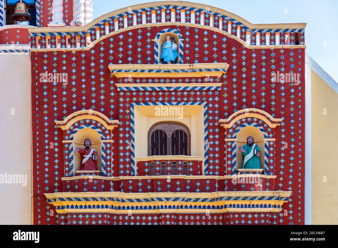 Facciata della chiesa barocca di Santa Maria Tonantzintla a Cholula, Puebla, Messico. Foto Stock