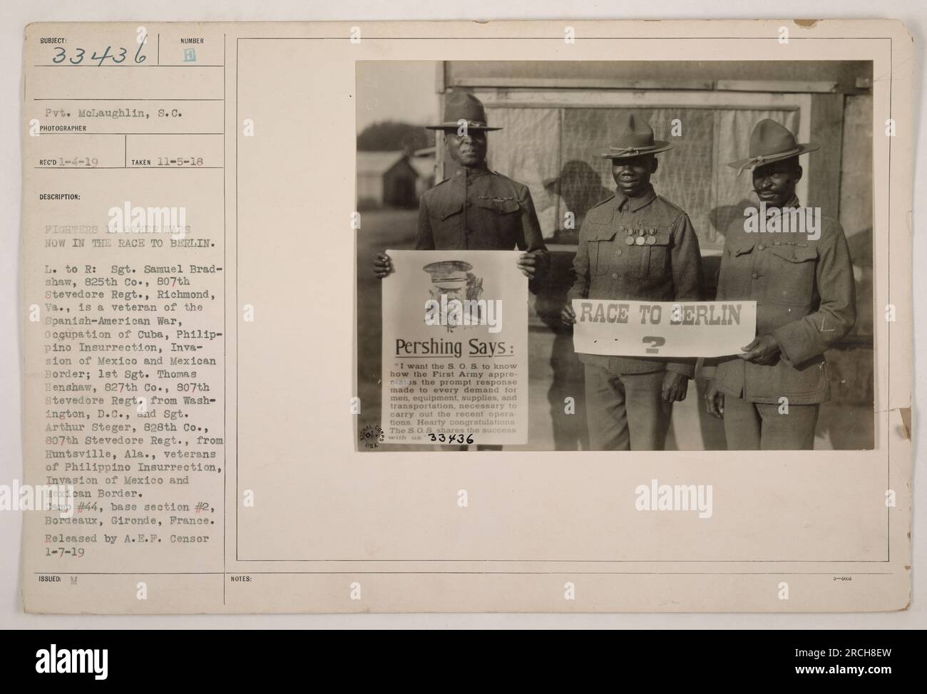 I soldati partecipano alla corsa a Berlino durante la prima guerra mondiale Da sinistra a destra: Sgt. Samuel Bradshaw, un veterano di vari conflitti; i Sgt. Thomas Henshaw da Washington, D.C.; e il Sgt. Arthur Steger da Huntsville, al, tutti veterani di precedenti conflitti. Preso al campo n. 44, sezione base n. 2, Bordeaux, Gironde, Francia. Foto Stock