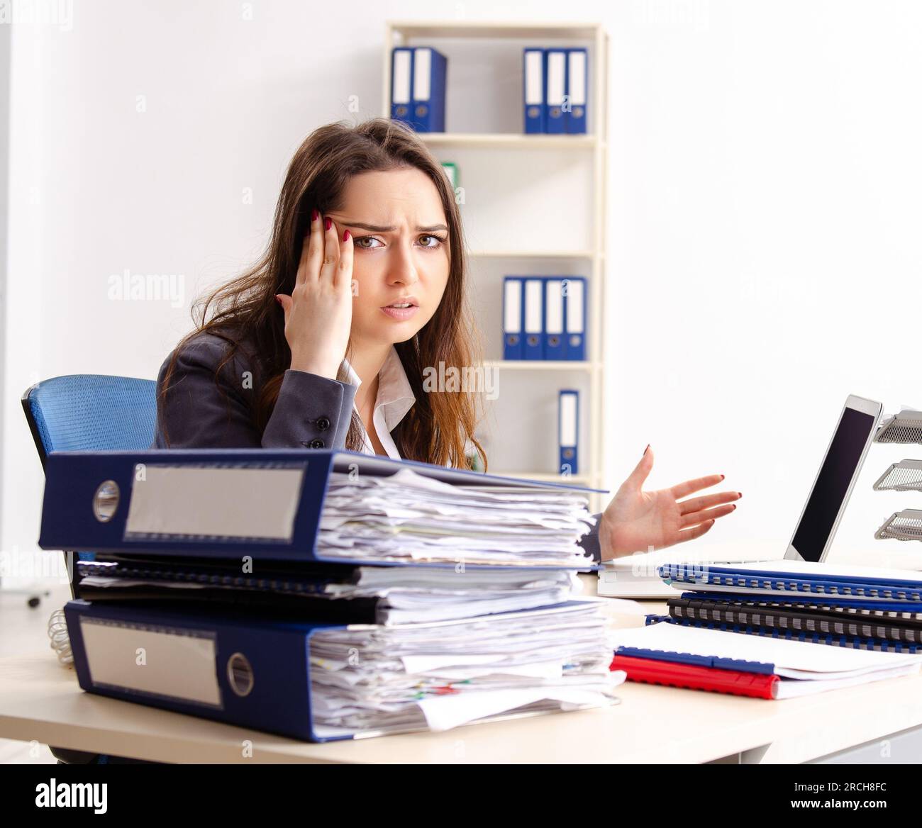 La giovane lavoratrice femminile è scontenta di un lavoro eccessivo Foto Stock