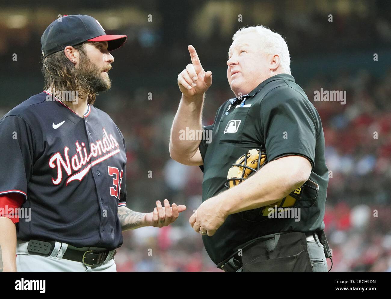 St Louis, Stati Uniti. 14 luglio 2023. L'arbitro di casa Bill Miller sottolinea il maltempo in arrivo al lanciatore titolare dei Washington Nationals Trevor Williams nel secondo inning contro i St.. Louis Cardinals al Busch Stadium di St. Louis venerdì 14 luglio 2023. Il gioco fu sospeso nel terzo inning a causa di temporali. Foto di Bill Greenblatt/UPI credito: UPI/Alamy Live News Foto Stock