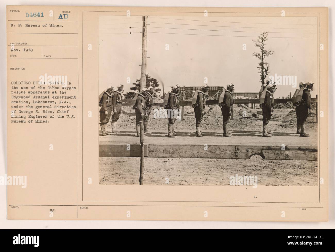 I soldati della stazione di esperimento Edgewood Arsenal a Lakehurst, N.J., sono addestrati all'uso dell'apparato di salvataggio dell'ossigeno di Gibbs. La formazione è condotta sotto la direzione di George S. Rice, Chief Mining Engineer degli Stati Uniti Bureau of Mines. Fotografia scattata nel novembre 1918. Foto Stock