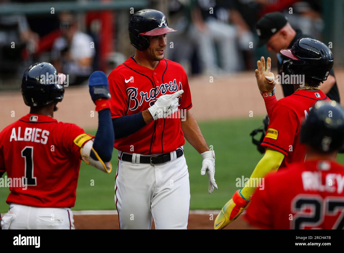 Matt Olson (28), primo basemen degli Atlanta Braves, celebra un grande slam nel primo inning durante una partita di stagione regolare della MLB tra Chicago White Sox e Atlanta Braves, venerdì 14 luglio 2023 ad Atlanta, Georgia. (Brandon Sloter/immagine dello sport) Foto Stock