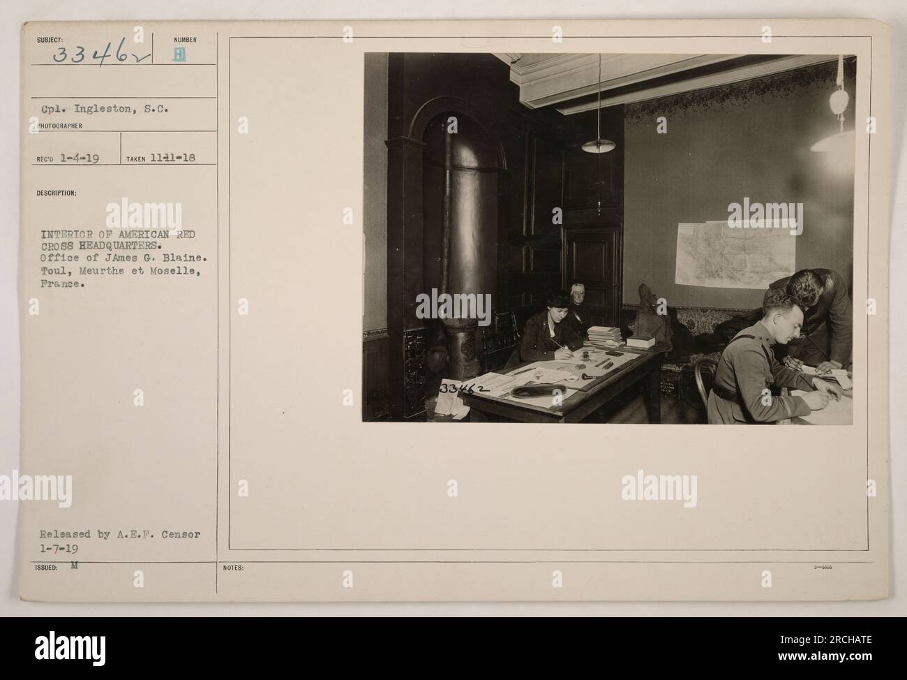Vista interna del quartier generale della Croce Rossa americana a Toul, Meurthe et Moselle, Francia durante la prima guerra mondiale La fotografia cattura il comandante Ingleston, S.C. all'interno dell'ufficio di James G. Blaine. Scattata il 14 gennaio 1918, l'immagine è stata pubblicata dalla A.E.F. Censor il 7 gennaio 1919. Foto Stock