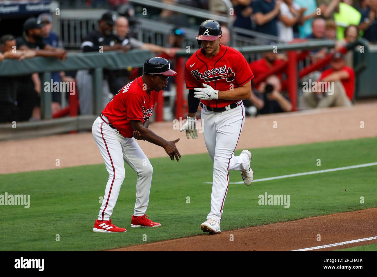 Gli Atlanta Braves hanno debuttato Matt Olson (28), allenatore della terza base Ron Washington (37), mentre celebra un grande slam nel primo inning durante una partita di stagione regolare della MLB tra i Chicago White Sox e gli Atlanta Braves, venerdì 14 luglio 2023 ad Atlanta, Georgia. (Brandon Sloter/immagine dello sport) Foto Stock