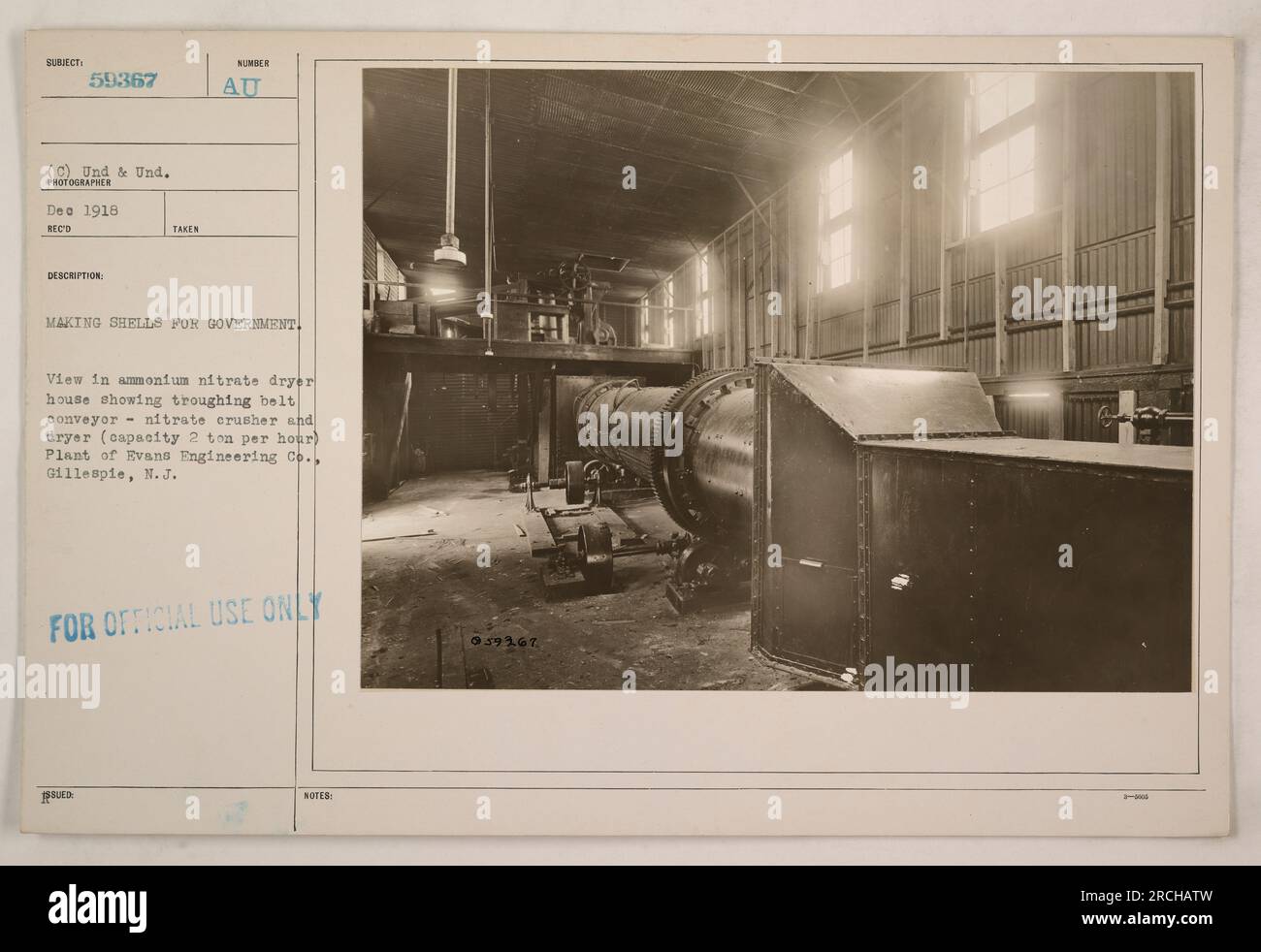 Immagine di una vista all'interno di un essiccatore a base di nitrato di ammonio. L'immagine mostra un trasportatore a conca, un frantoio a nitrato e un essiccatore con una capacità di 2 tonnellate all'ora. Questo è lo stabilimento della Evans Engineering Co. A Gillespie, N.J. La foto è stata scattata nel 1918. Foto Stock