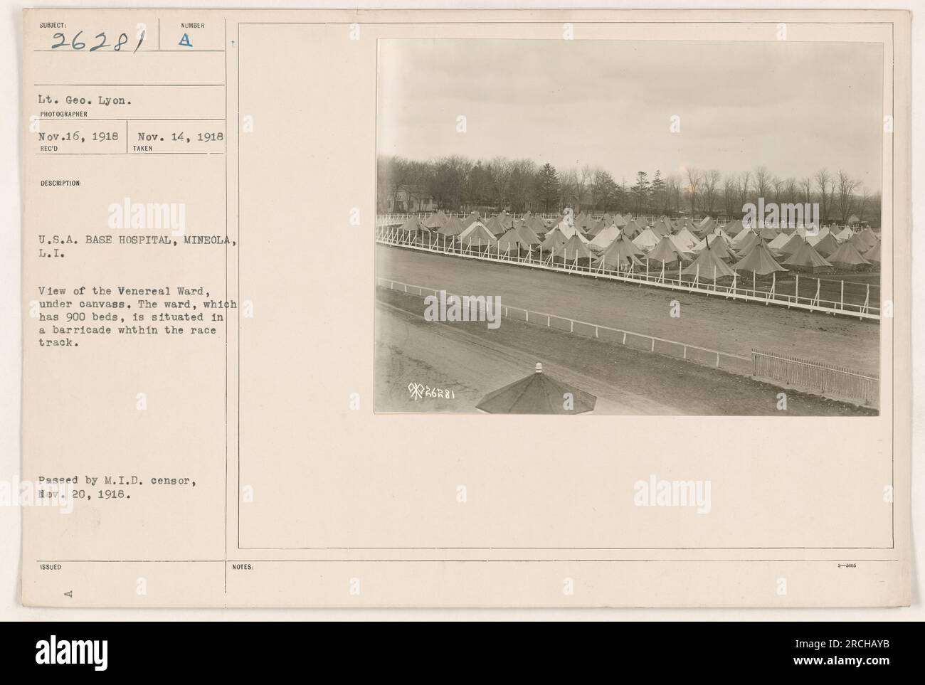 Didascalia fattuale: "Tenente Geo. Lione in un U.S.A. Base Hospital a Mineola, L.I., il 16 novembre 1918. La fotografia mostra il reparto venereo, situato in una barricata all'interno del circuito di gara. Il reparto, dotato di 900 letti, è raffigurato sotto la tela. L'immagine è stata scattata il 14 novembre 1918, ed è stata ricevuta e approvata dal M.I.D. censor il 20 novembre 1918. (Documento d'identità: 111-SC-26281)." Foto Stock