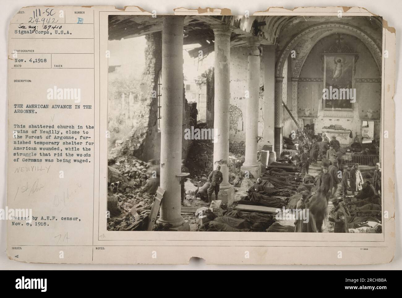 L'immagine mostra una chiesa distrutta tra le rovine di Neuilly, vicino alla Foresta di Argonne durante la prima guerra mondiale. Servì come rifugio temporaneo per i soldati americani feriti durante l'avanzata americana nell'Argonne. La foto è stata scattata il 4 novembre 1918 ed è stata pubblicata dalla A.E.F Censor l'8 novembre 1918. Foto Stock
