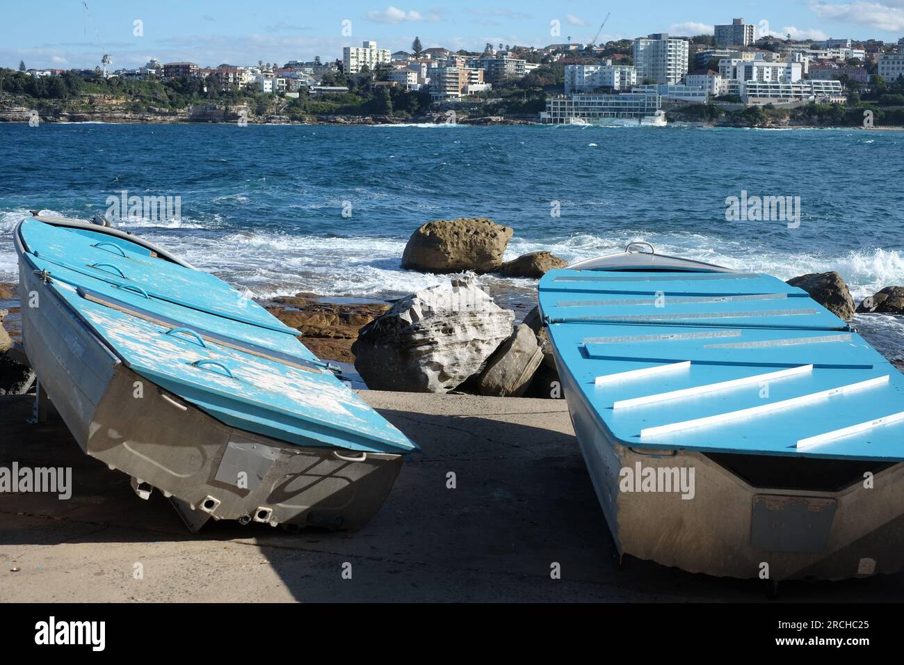 Barche da pesca ricreative sulla rampa del Ben Buckler Fishing Club North Bondi, affacciate sulla famosa Bondi Beach, Sydney, Australia Foto Stock