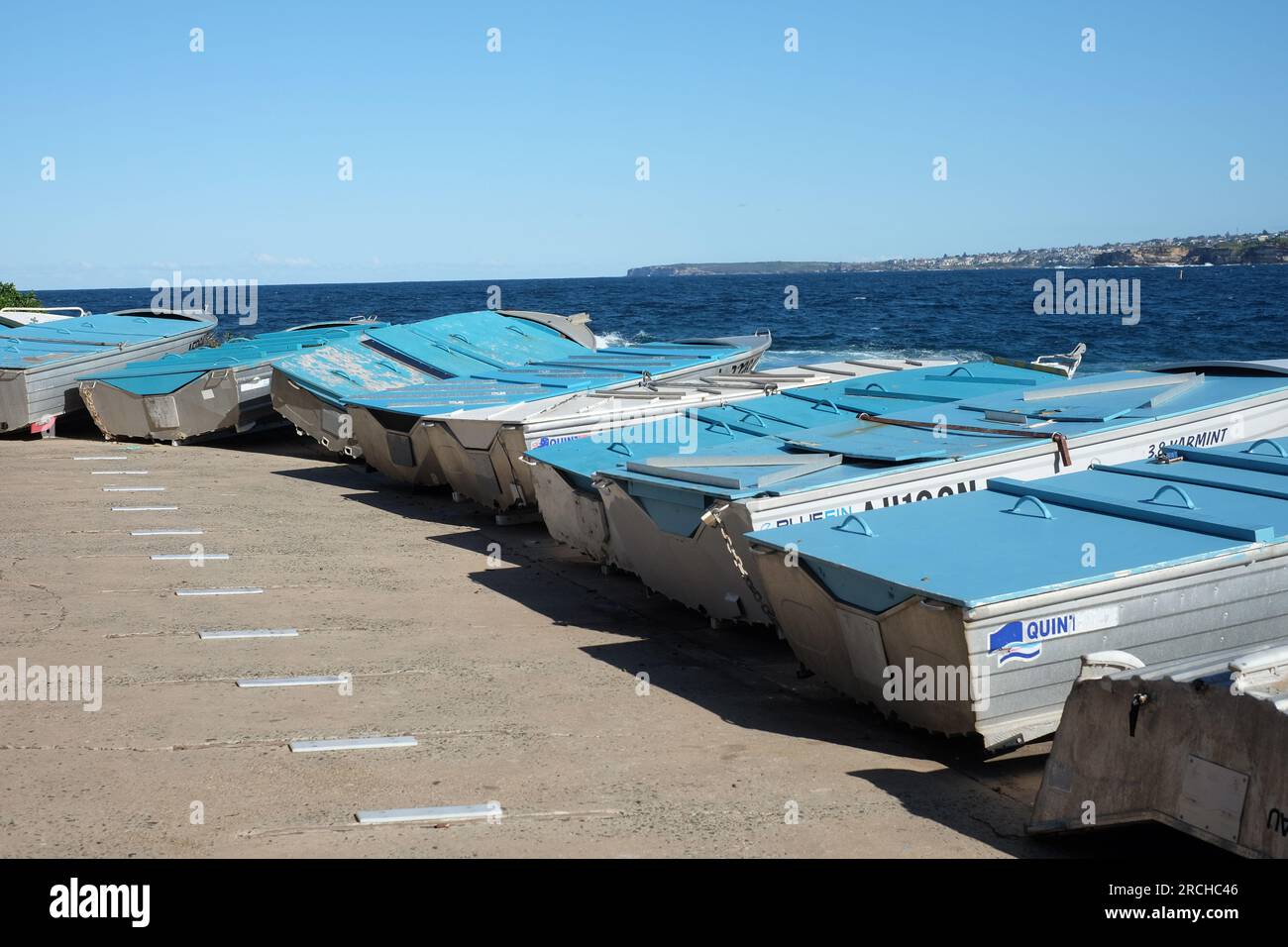 Barche da pesca ricreative sulla rampa del Ben Buckler Fishing Club North Bondi, affacciate sulla famosa Bondi Beach, Sydney, Australia Foto Stock