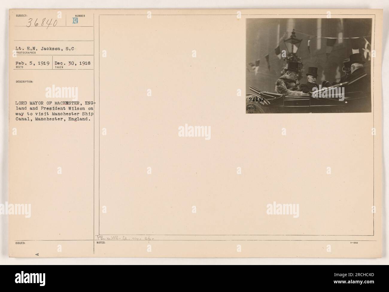 Tenente E.N. Jackson, S.C., che accompagna il sindaco di Manchester e il presidente Wilson, sono in viaggio per visitare il Manchester Ship Canal a Manchester, in Inghilterra, il 30 dicembre 1918. La foto è stata scattata il 5 febbraio 1919. RECO, l'organizzazione responsabile, ha rilasciato la foto. Foto Stock