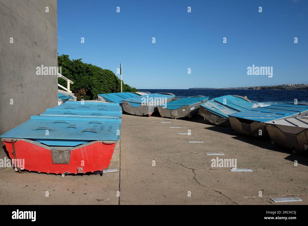Barche da pesca ricreative sulla rampa del Ben Buckler Fishing Club North Bondi, affacciate sulla famosa Bondi Beach, Sydney, Australia Foto Stock