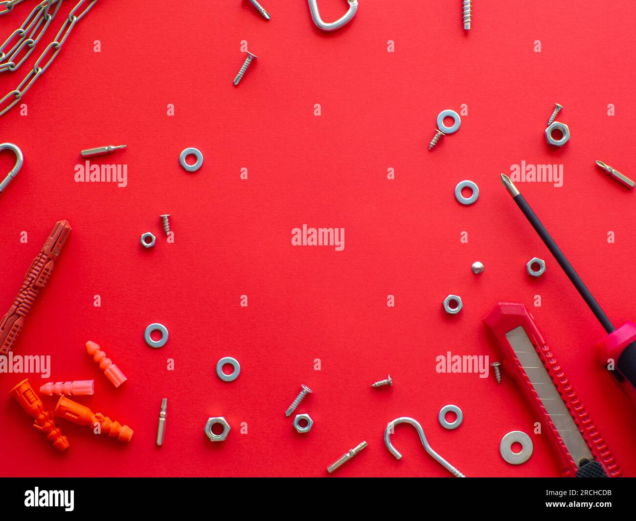 Strumenti di costruzione sfondo rosso con spazio di copia. Biglietto d'auguri per Natale, Padri, uomini o San Valentino. Riparare casa. Foto Stock