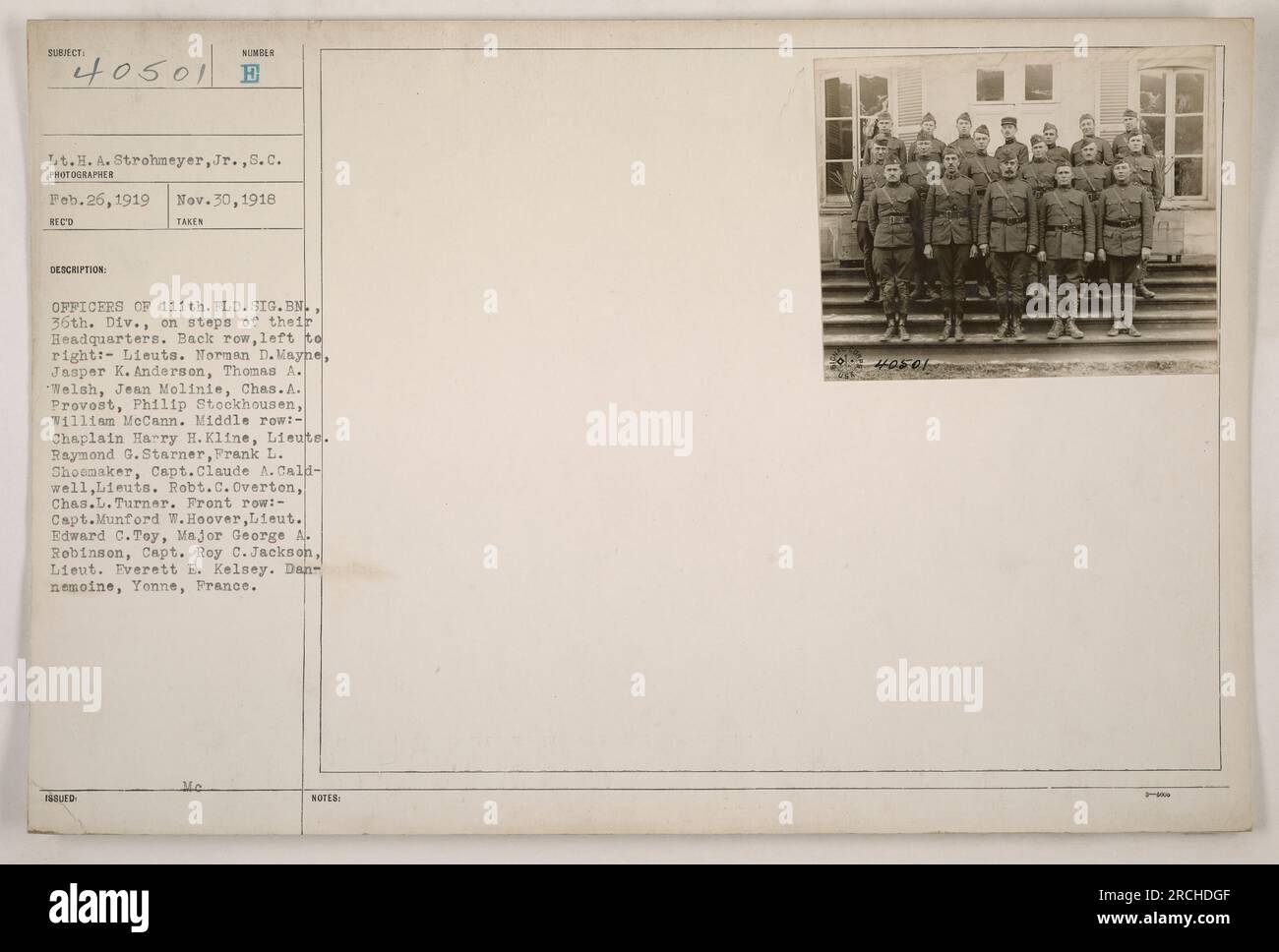 L'immagine catturata mostra gli ufficiali del 111th Field Signal Battalion, 36th Division, in piedi sui gradini del loro quartier generale. La fila posteriore è composta da Lieuts. Norman D. Mayne, Jasper K. Anderson, Thomas A. Welsh, Jean Molinie, Ches. A. Provost, Philip Stockhousen e William McCann. La riga centrale include il cappellano Harry H. Kline, Lieut. Raymond G. Starner, Frank L. Shoemaker, capitano Claude A. Caldwell, Lieuts. Robert C. Overton e Cass. L. Turner. La prima fila comprende il capitano Munford W. Hoover, Lieut. Edward C. Toy, il maggiore George A. Robinson, il capitano Roy C. Jackson e Lieut. Everett E. Kelsey. Foto Stock