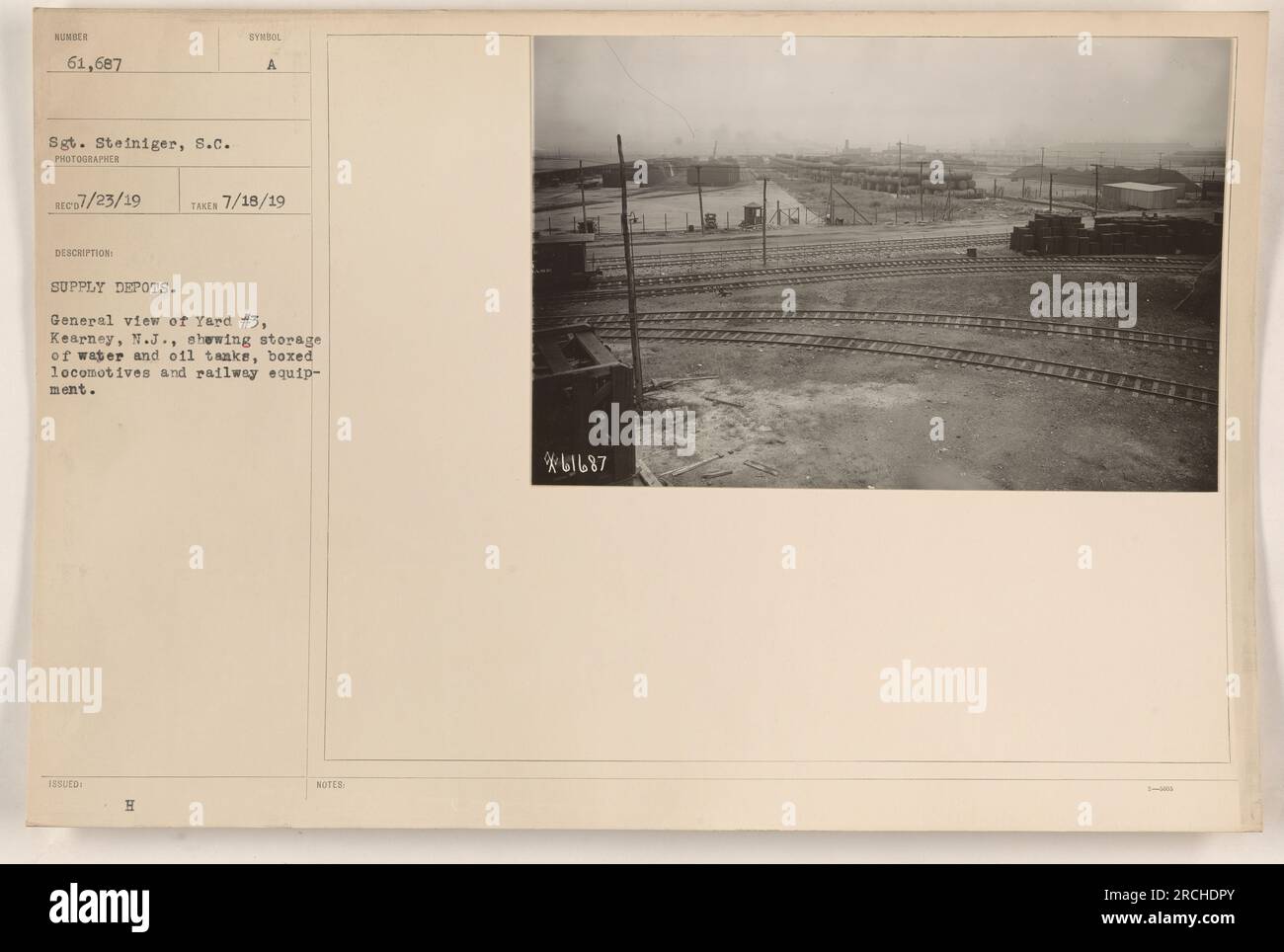 Vista aerea dello Yard #3 a Kearney, N.J., che mostra l'inventario dei serbatoi d'acqua e di petrolio, delle locomotive e delle attrezzature ferroviarie in deposito. L'immagine è stata catturata dal sergente Steiniger il 23 luglio 1919. Foto Stock