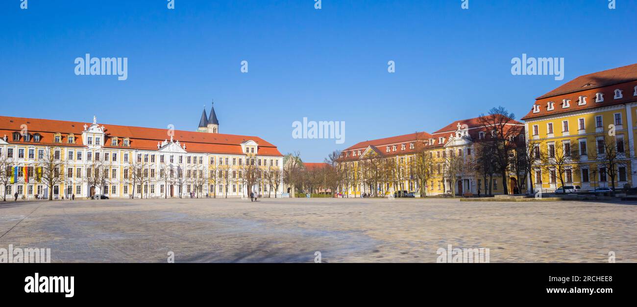Panorama di piazza dom con edifici storici a Magdeburgo, Germania Foto Stock