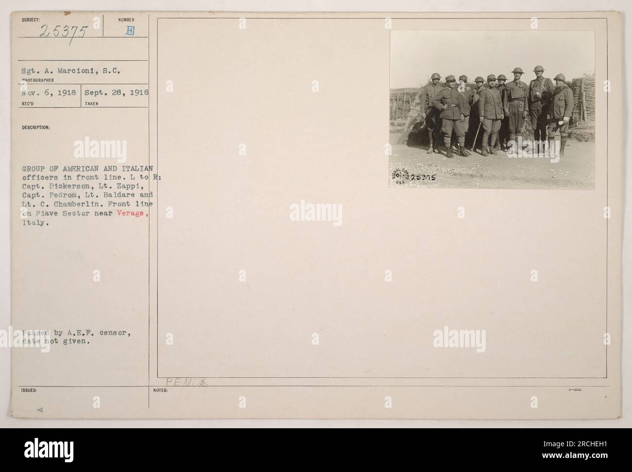 Un gruppo di ufficiali americani e italiani, tra cui il capitano Dickerson, il tenente Zappi, il capitano Pedrom, il tenente Baldare, E il tenente C. Chamberlin, in prima linea nel settore Piave vicino a Verage, Italia. Fotografato il 28 settembre 1918 da Sgt. A. Marcioni. Questa immagine fa parte della collezione di attività militari americane durante la prima guerra mondiale Foto Stock