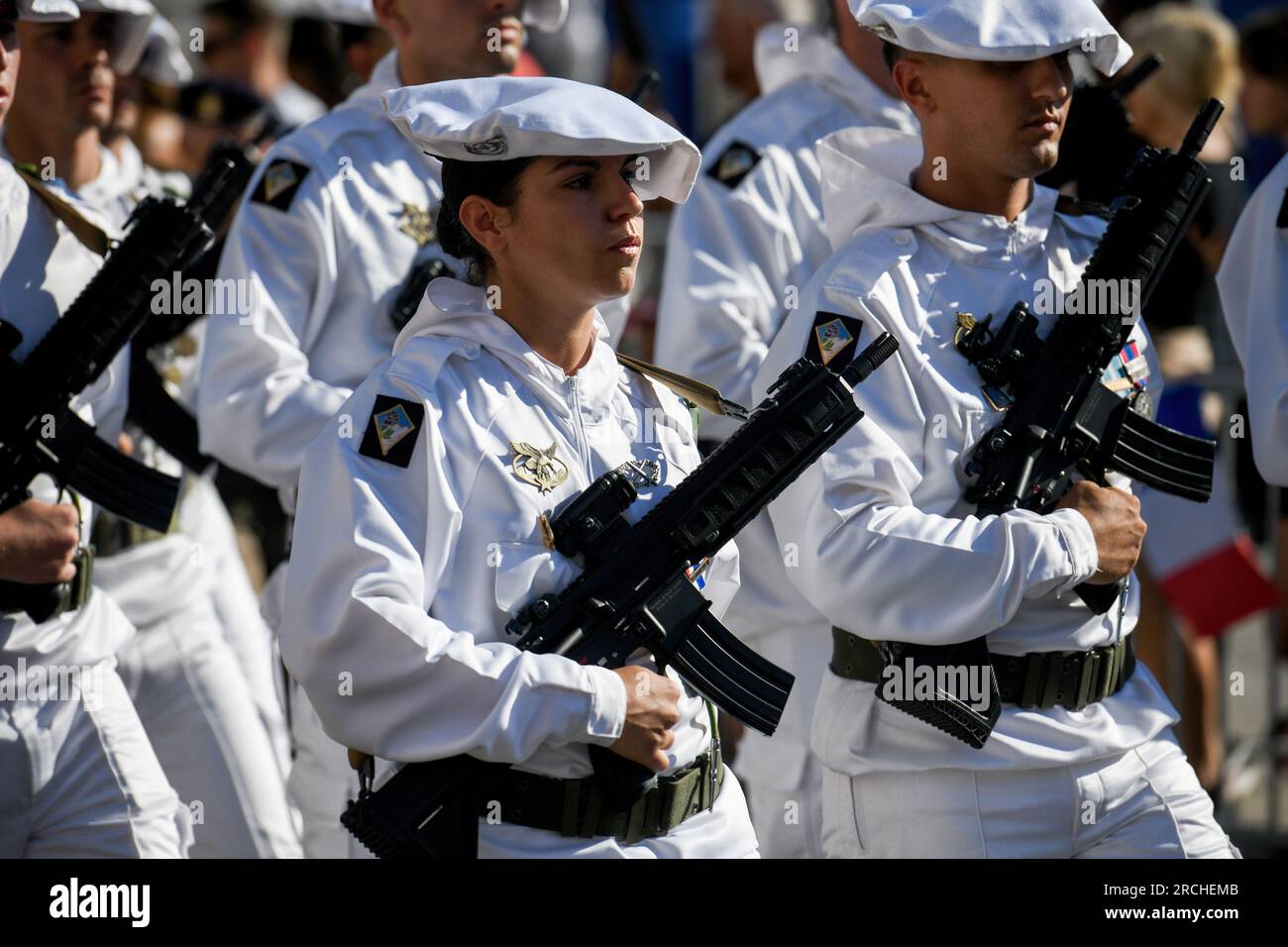 Una femmina Chasseur Alpin (cacciatore alpino) è vista marciare durante una parata militare. Circa novecento militari e attrezzature provenienti da tutte e tre le branche delle forze armate francesi, così come la sicurezza nazionale e i servizi di emergenza, hanno partecipato a una grande parata attraverso il Porto Vecchio di Marsiglia per commemorare la giornata della Bastiglia il 14 luglio. Circa 900 militari ed equipaggiamenti di tutti e tre i rami delle forze armate francesi, così come la sicurezza nazionale e i servizi di emergenza, hanno partecipato a una grande parata attraverso il Porto Vecchio di Marsiglia per commemorare la giornata della Bastiglia Foto Stock