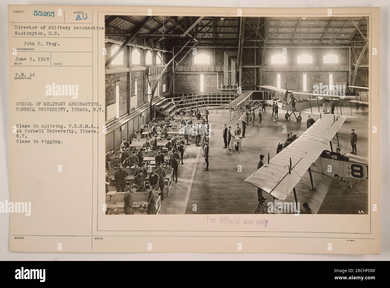 Fotografia di una classe di splicing e sartiame presso la P.N. 14 School of Military Aeronautics presso la Cornell University di Ithaca, N.Y. La foto è stata scattata il 5 giugno 1918 da John P. Troy, direttore dell'Aeronautica militare di Washington Questa immagine è contrassegnata solo per uso ufficiale. Foto Stock