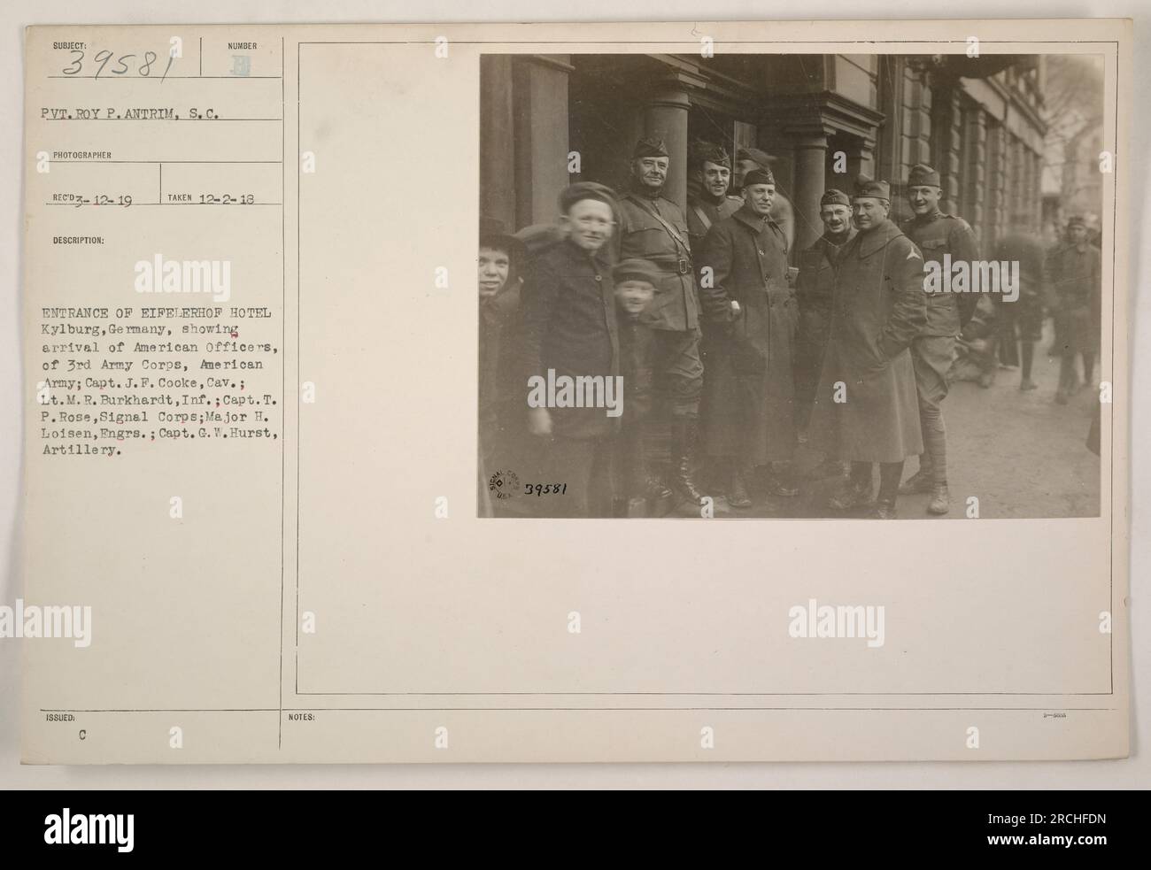 Il Pvt. Roy P. Antrim, S.C. ha fotografato l'ingresso dell'Eifelerhof Hotel a Kylburg, Germania. L'immagine mostra l'arrivo di ufficiali americani del 3rd Army Corps dell'American Army, tra cui il capitano J. F. Cooke (Cav.), il tenente M. R. Burkhardt (Inf.), il capitano T. P. Rose (Signal Corps), il maggiore H. Loisen (Engrs.) e il capitano G. W. Hurst (Artillery). La foto è stata scattata il 2 dicembre 1918. Foto Stock