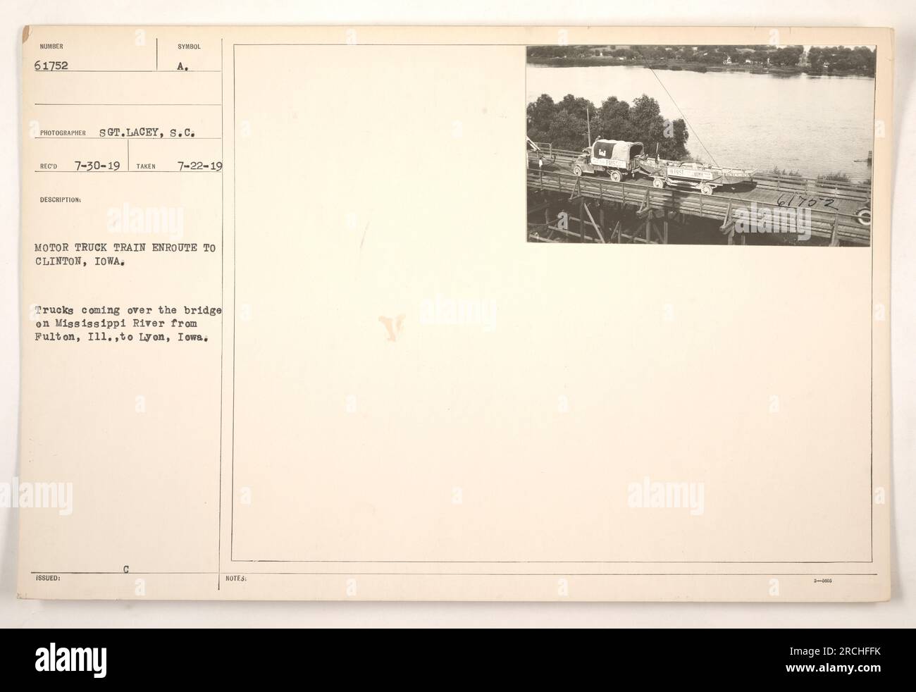 Treno per camion che attraversa il ponte sul fiume Mississippi da Fulton, Illinois, a Lyon, Iowa, in rotta verso Clinton, Iowa. Questa foto è stata scattata il 22 luglio 1919 dal sergente Lacey. Foto Stock