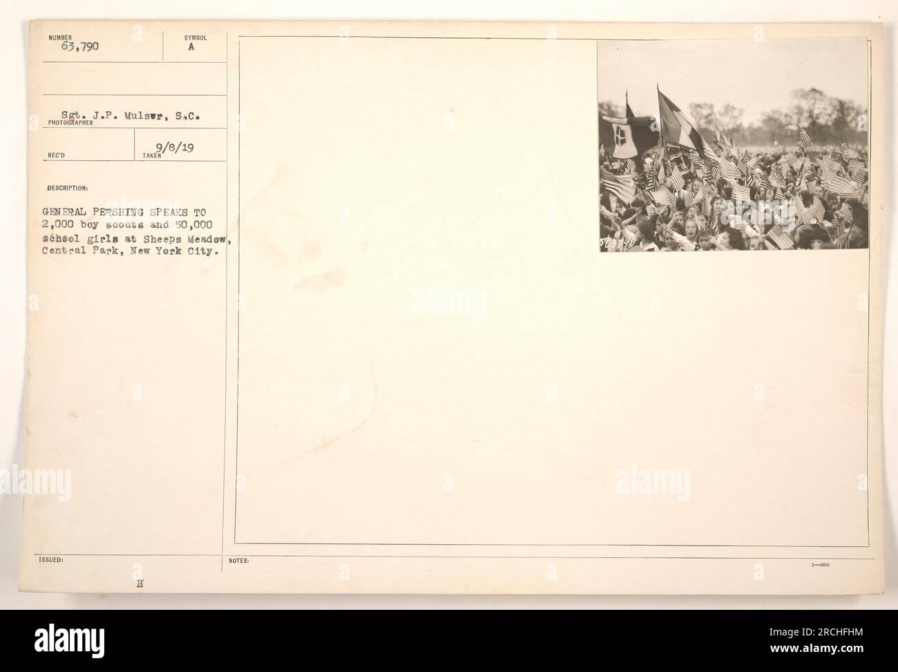 Il generale Pershing si rivolge a una folla di 2.000 Boy Scout e 50.000 studentesse a Sheeps Meadow, Central Park, New York City. La foto è stata scattata dal sergente J.P. Mulser, S.C. ed è contrassegnato come numero 63.790 nella collezione di Tin Bóng. La didascalia indica che l'immagine è simbolica dell'impegno del generale Pershing con i giovani durante la prima guerra mondiale. Foto Stock