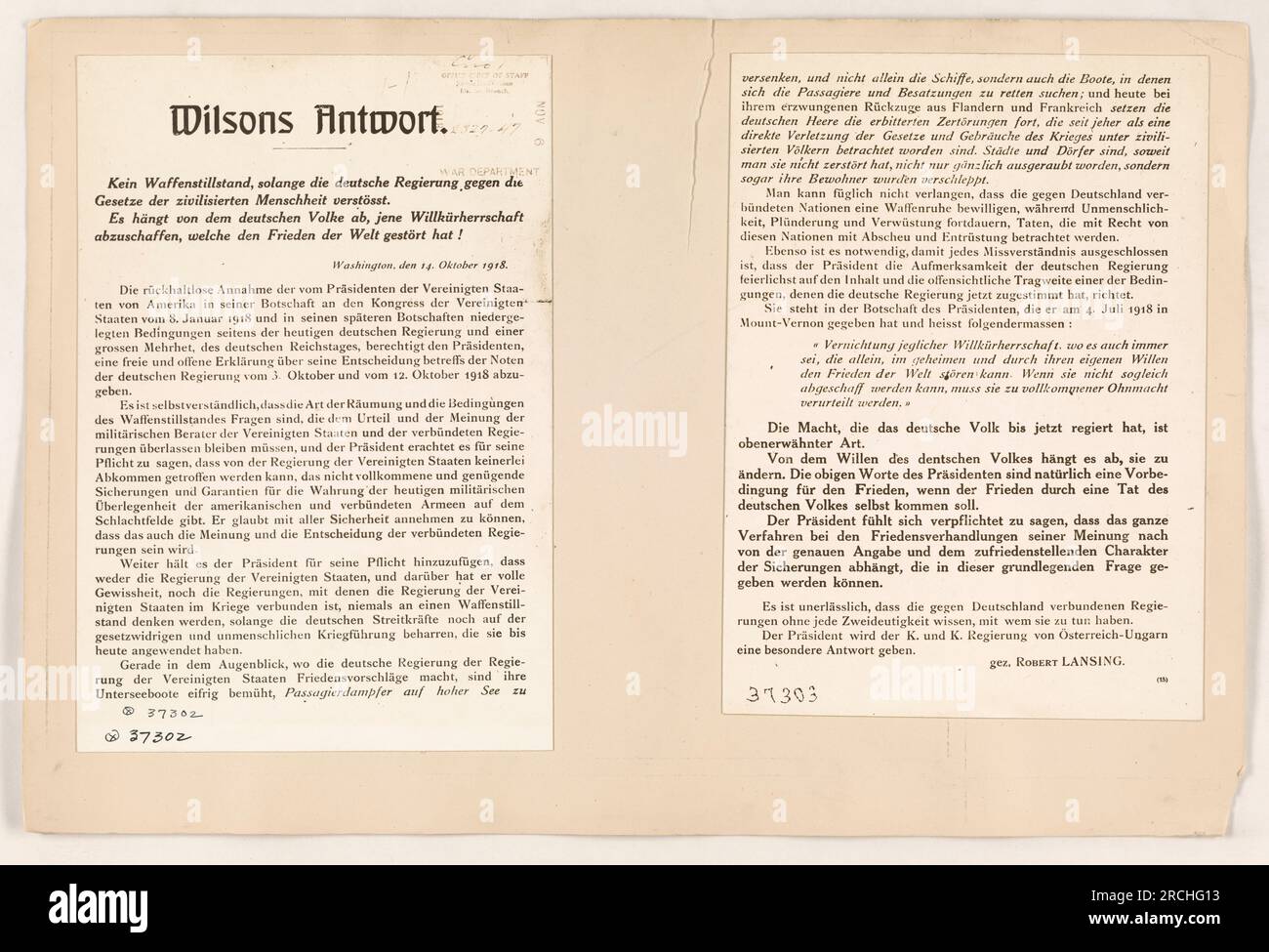 L'immagine raffigura i soldati riuniti intorno a una bacheca che mostra un messaggio del Dipartimento della Guerra. Il messaggio, scritto dal presidente Wilson, afferma che non ci sarà un cessate il fuoco fino a quando il governo tedesco non cesserà la sua violazione delle leggi umane civili. La decisione del Presidente dipenderà dalla volontà del popolo tedesco di abolire la regola arbitraria che ha disturbato la pace nel mondo. Foto Stock