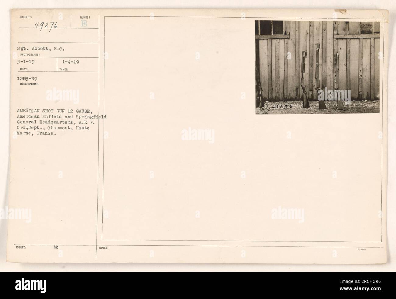 Soldato americano in possesso di un fucile calibro 12 insieme ad un fucile americano Enfield e Springfield presso il quartier generale delle American Expeditionary Forces (A.E.F.) Dipartimento di ordinanza di Chaumont, Haute Marne, Francia. Questa foto è stata scattata il 1 marzo 1919 dal Sgt. Abbott. Il soldato è identificato come soggetto 49276 e ha emesso le armi il 4 gennaio 1919. Foto Stock