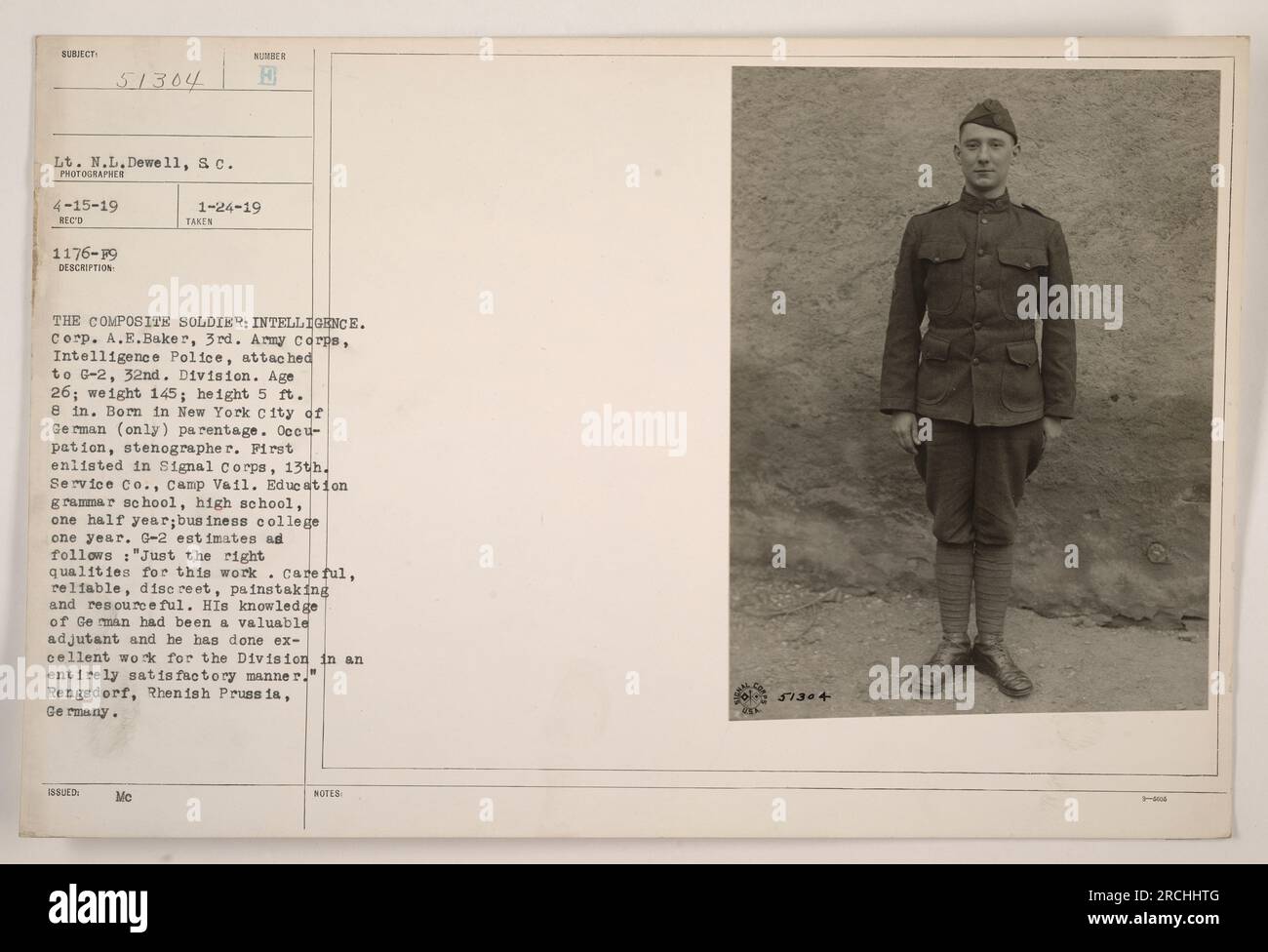 Soldato composito: Corp. A.E. Baker, 3rd Army Corps, Intelligence Police, assegnato al G-2, 32nd Division. Età: 26 anni, peso: 145 libbre, altezza: 5 piedi 8 poll. Nato a New York da genitori tedeschi. Professione: Stenografo. Istruzione: Grammatica e liceo, business college. Descritto come attento, affidabile, discreto, scrupoloso e pieno di risorse. Risorsa preziosa grazie alla conoscenza del tedesco. Ottimo lavoro per la Divisione. Foto scattata il 4-15-19 a Rengsdorf, Prussia, Germania. Note oggetto di riferimento 51304 Tenente N.L. Dewell et al. Foto Stock