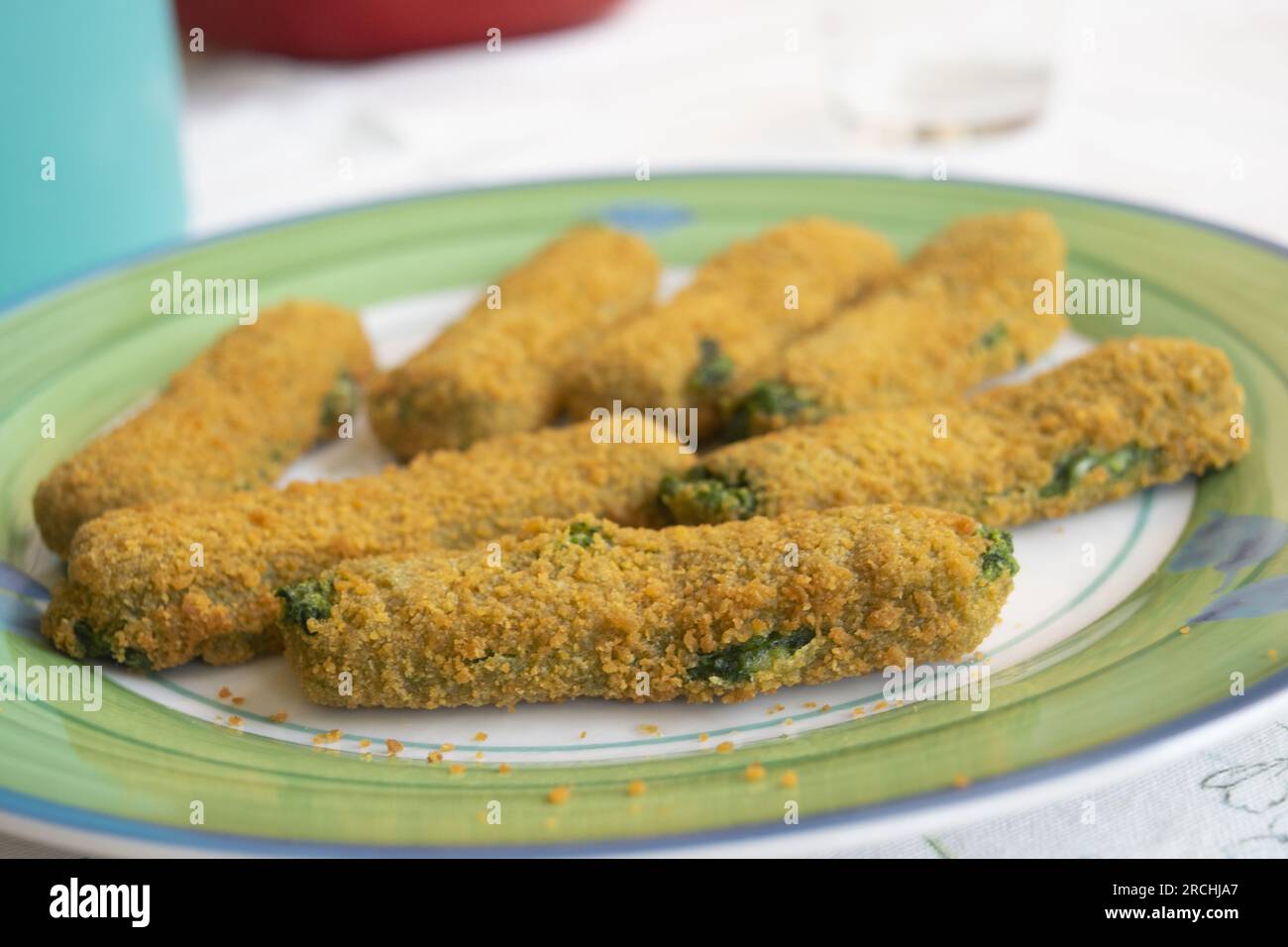 bastoncini di spinaci impanati in un piatto Foto Stock