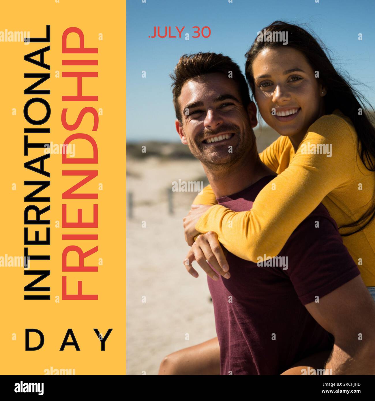 Testo del giorno internazionale dell'amicizia con un amico maschio e femmina maschio caucasico felice sulla spiaggia Foto Stock