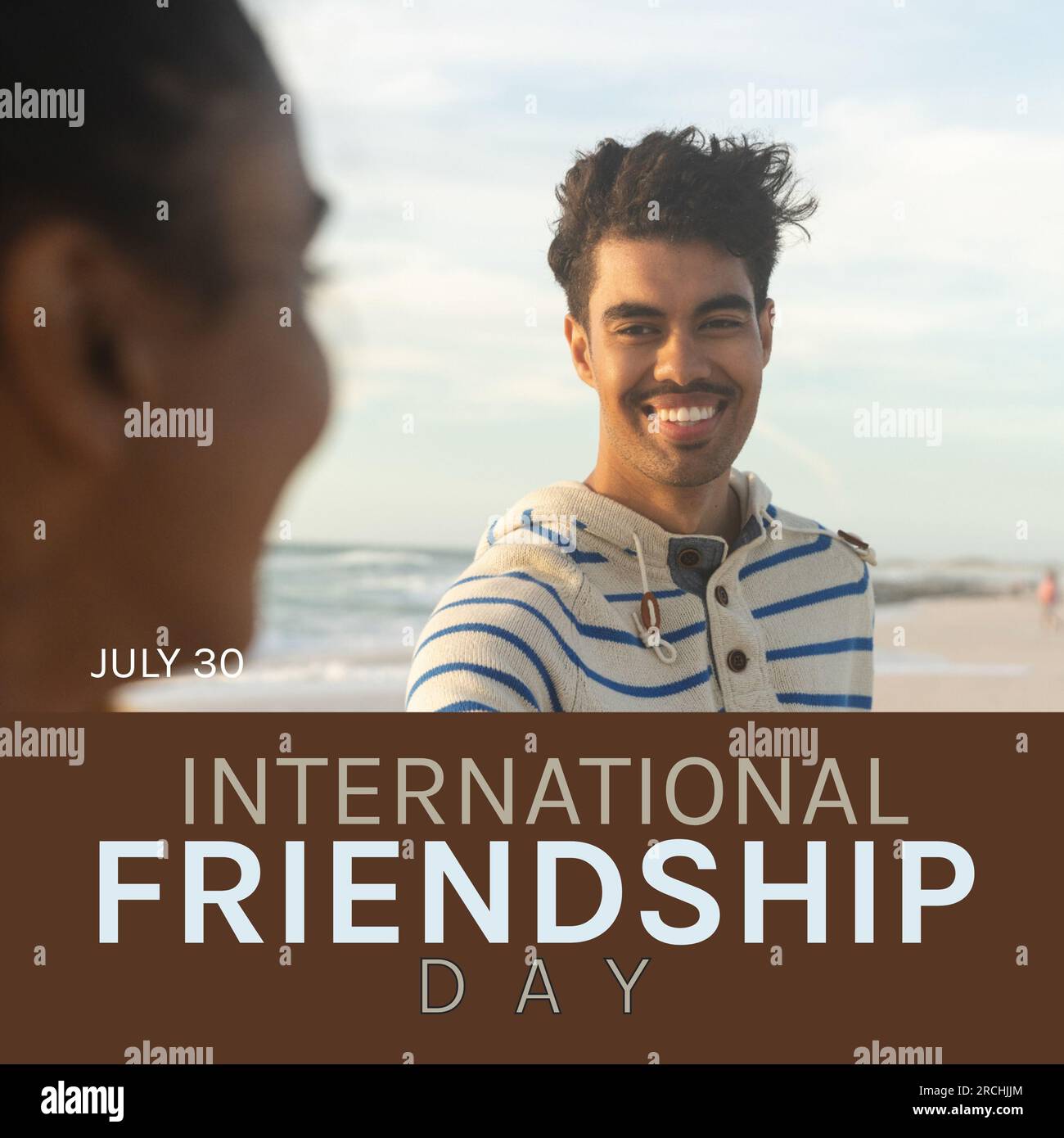 Testo del giorno dell'amicizia internazionale con amici maschi e femmine felici e diversificati sulla spiaggia Foto Stock