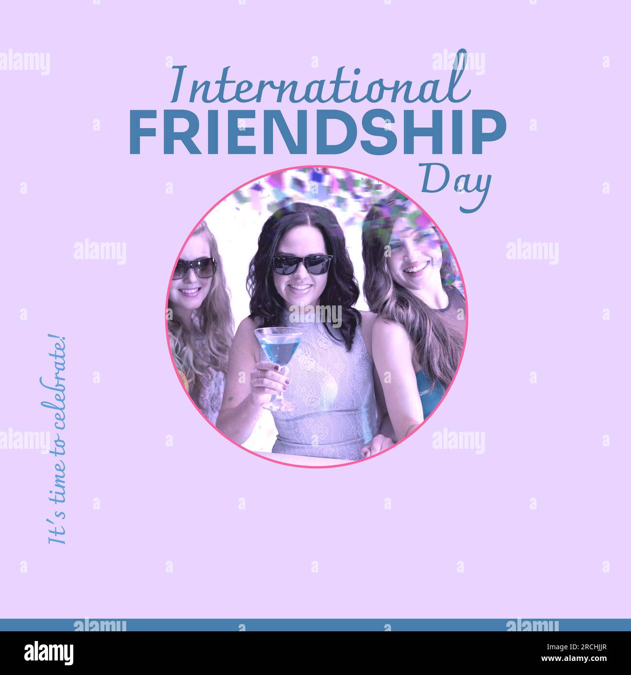 Testo della giornata internazionale dell'amicizia sul lilla con felici amiche caucasiche che bevono cocktail Foto Stock