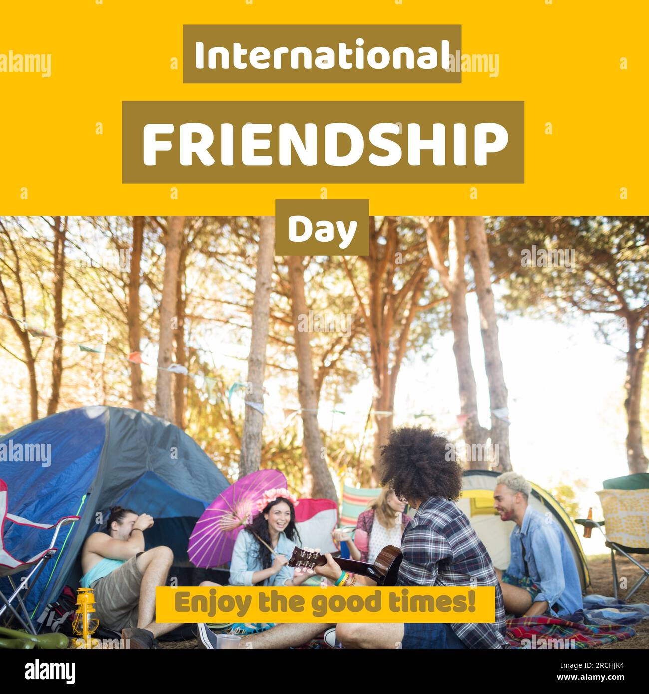 Testo della giornata internazionale dell'amicizia con amici felici e diversi che si rilassano nel campeggio del festival Foto Stock