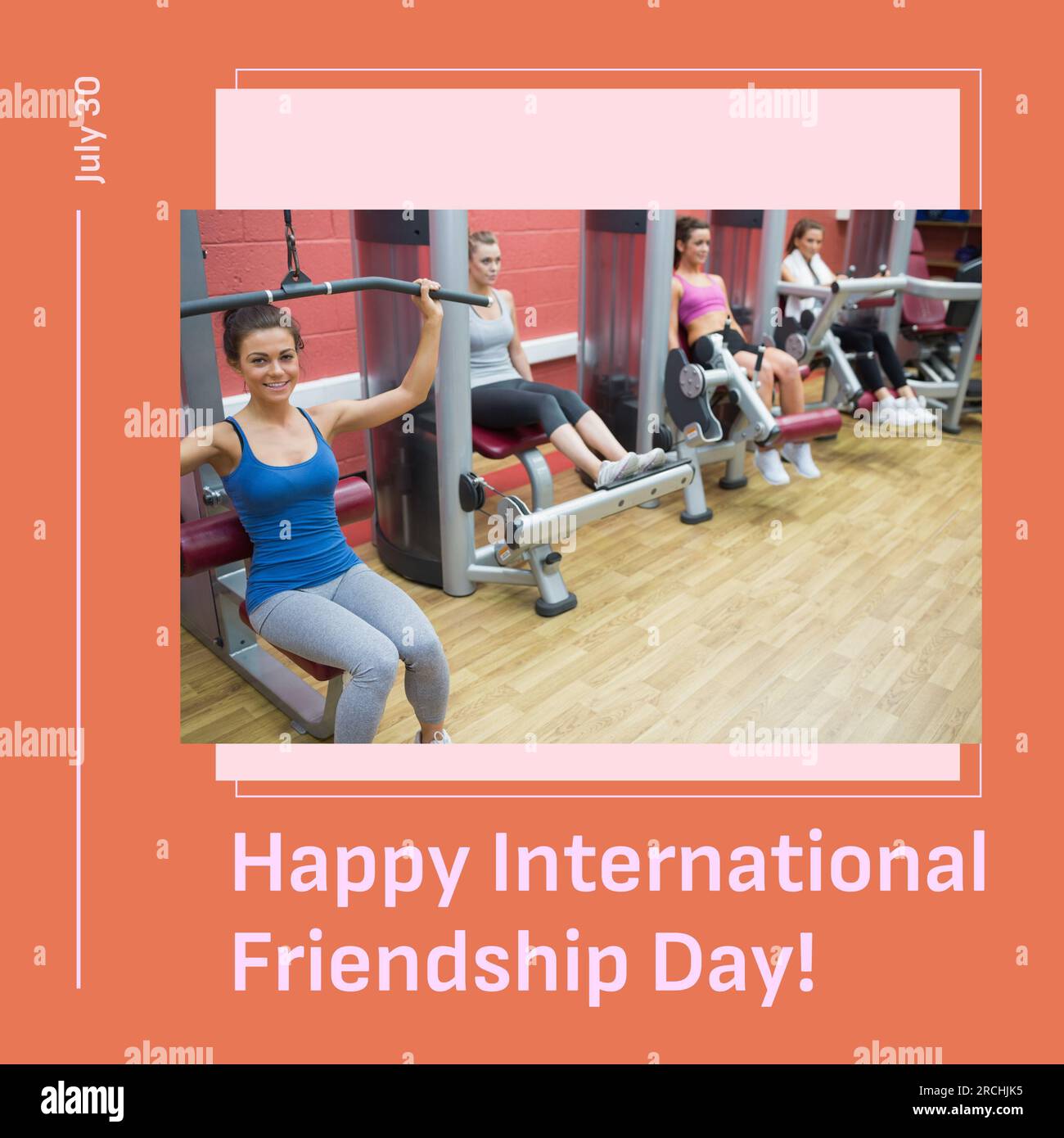 Felice giorno internazionale dell'amicizia testo in arancione con felici amici donne caucasiche in palestra Foto Stock