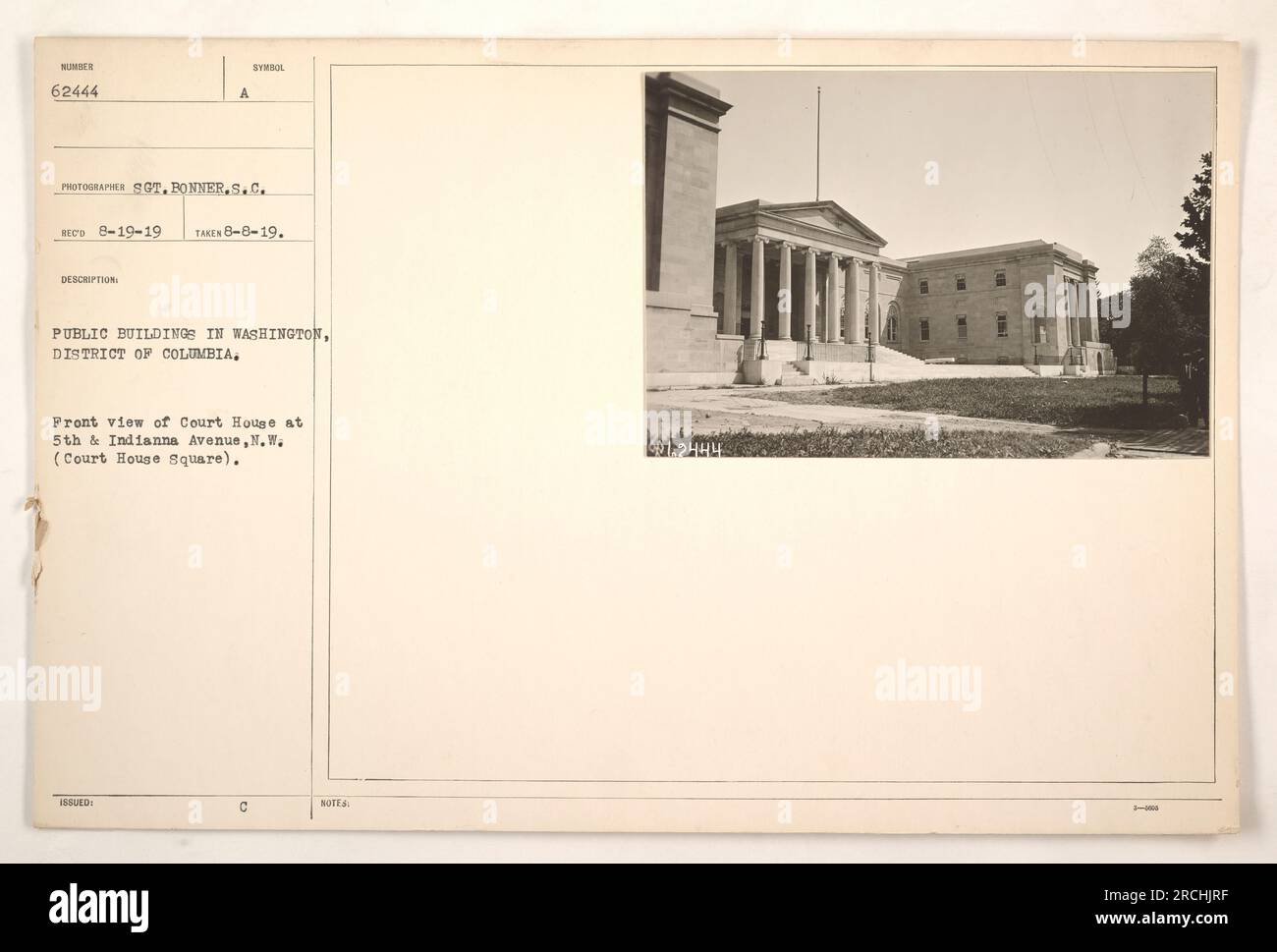 Vista frontale del Tribunale alla 5th & Indiana Avenue, N.W. a Washington, D.C. Questa foto è stata scattata l'8 agosto 1919 dal fotografo S.C. Bonner. Fa parte di una collezione di fotografie che documentano le attività militari americane durante la prima guerra mondiale. Foto Stock