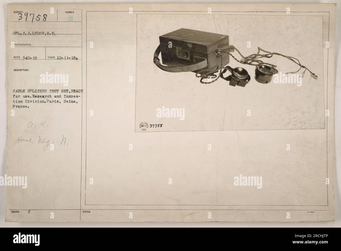 "Set di prova per giunzioni di cavi, pronto per l'uso. CPL. J.J. Lydon, S.C., che tiene l'attrezzatura. Scattata l'11 dicembre 1918 a Parigi, Senna, Francia. Fa parte della divisione ricerca e ispezione. Immagine ricevuta il 12 marzo 1919. C." Foto Stock